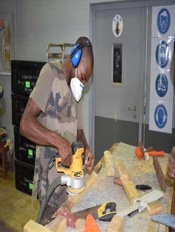 Le RSMA Mayotte propose une formation charpentier bois à Combani